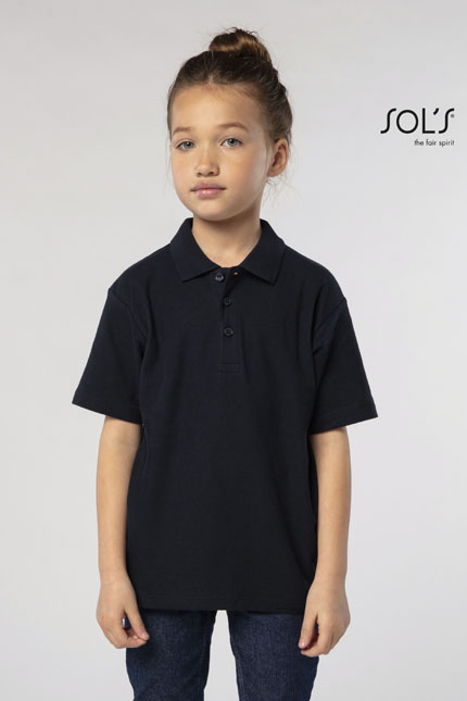 Summer II Kids - 11344POLO-SHIRTS / SOLSΠαιδικό πόλο πικέΣχέδιο και Χαρακτηριστικά:Το παιδικό πόλο πικέ διαθέτει κοντά μανίκια με πλαϊνές ραφές και πατιλέτα με 3 κουμπιά στον ίδιο τόνο. Το ίσιο τελείωμα με πλαϊνά σκισίματα και το ελαστικό ριπ στο γιακά εξασφαλίζουν άνετη εφαρμογή και ελευθερία κινήσεων.Εφαρμογή ως Επαγγελματική Ένδυση:Αυτό το πόλο είναι ιδανικό για σχολικές δραστηριότητες ή για επαγγελματικές εκδηλώσεις που απαιτούν ένα ευχάριστο και κομψό look για τα παιδιά.Υλικό και Άνεση:Κατασκευασμένο από 100% βαμβάκι Ringspun πενιέ 170g/m², προσφέρει εξαιρετική άνεση και ανθεκτικότητα.Δυνατότητα Προσαρμογής:Διατίθεται δυνατότητα για εκτυπώσεις λογοτύπων ή μηνυμάτων, προσφέροντας εξατομικευμένες λύσεις για τις ανάγκες σας.Διαθέσιμο σε διάφορα χρώματα.